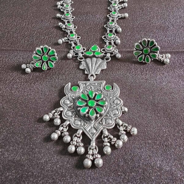 Emerald Petal Stone Silver Pendant Set