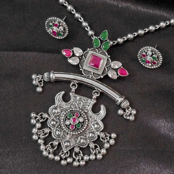 Queen’s Grace Stone Silver Pendant Set - Image 2
